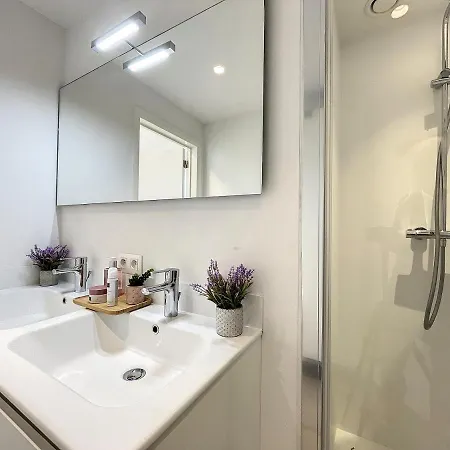 Seashell - Luxurious Renovated Gas Station Vakantiehuis *